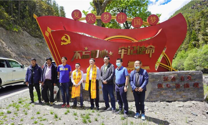 尊龙凯时集团党委书记、董事长任丁率队赴麻格同村推进对口帮扶工作