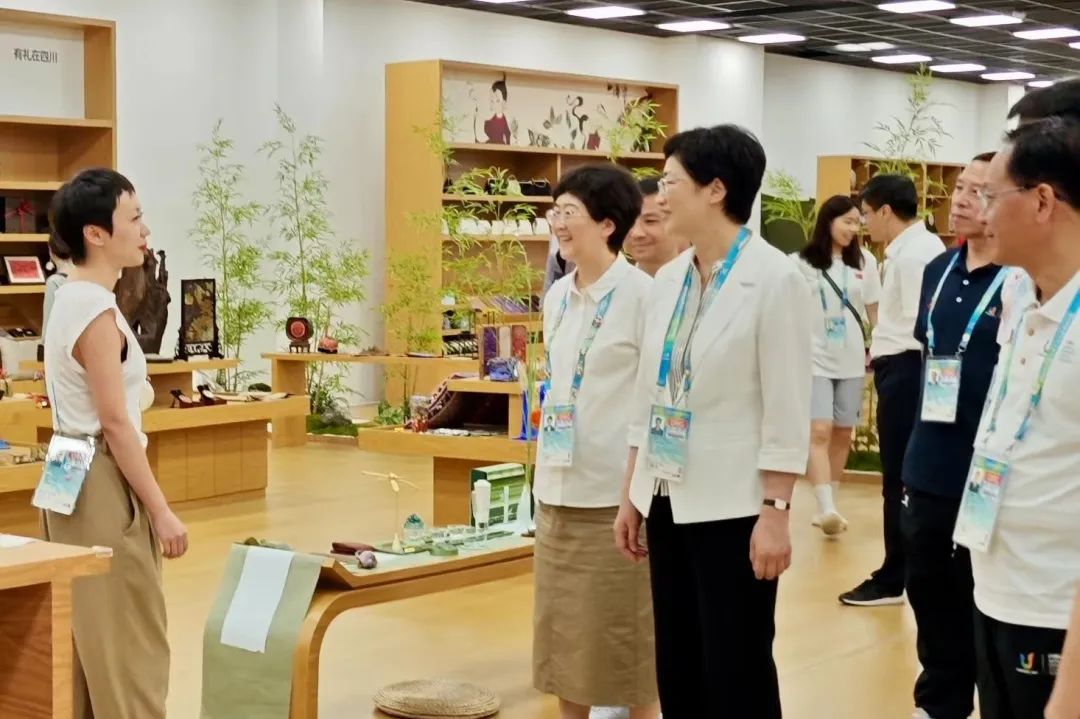 省、市领导视察大运村“有礼在四川”四川特色商品馆