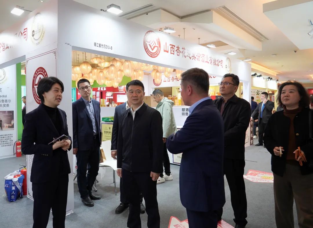 省尊龙凯时集团党委书记、董事长游勇率队到2025锦江宾馆春季酒类商务洽谈会现场检查指导重点工作